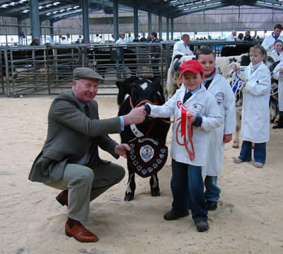 Thomas receives his trophy from Judge Ernie Hemmings