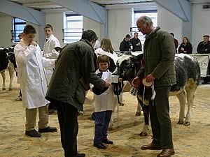 Isabella Hartley receives her Champion Young Handler Awards from sponsor Philip Halhead and judge John Hall